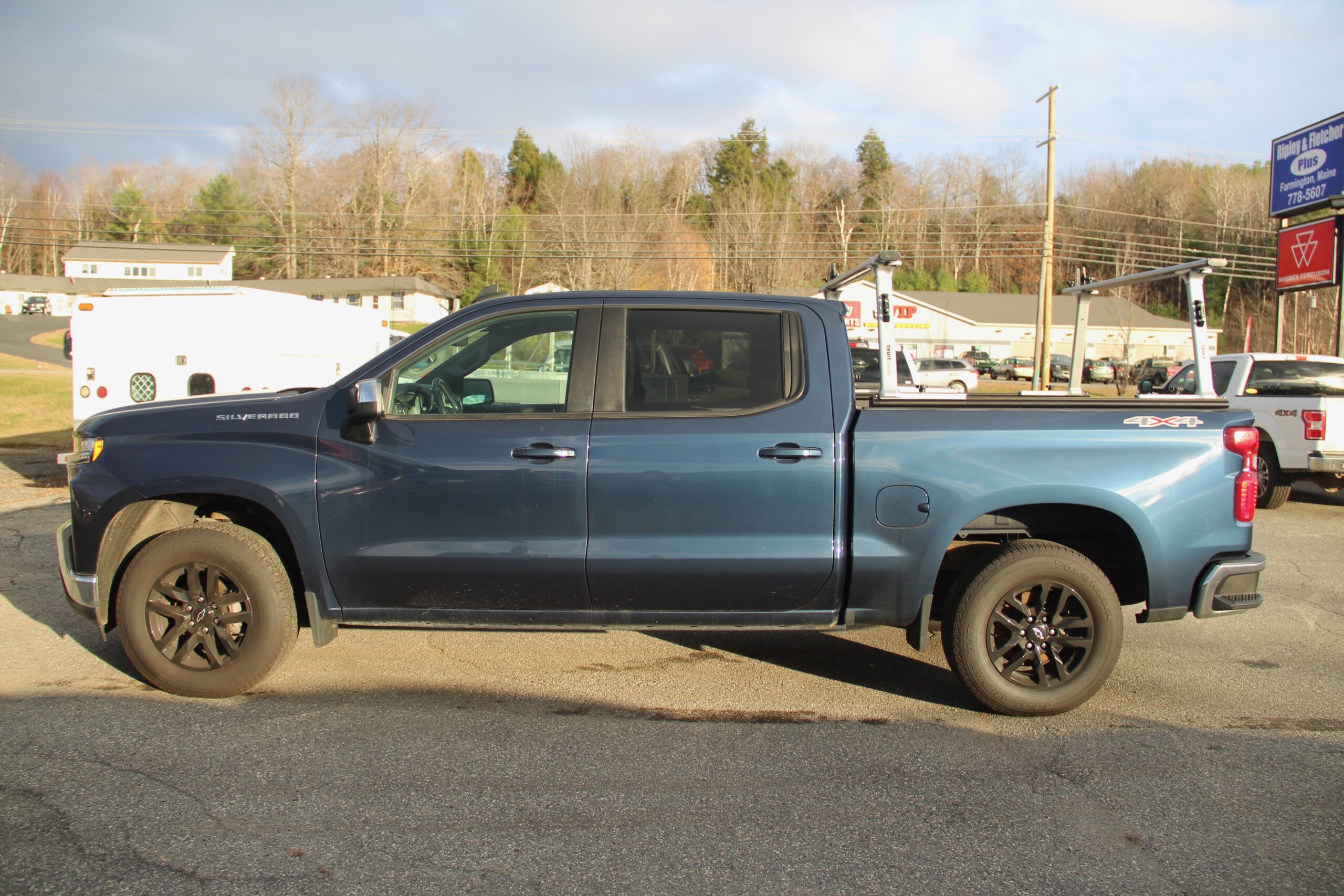 2022 Chevrolet Silverado 1500 LT - Photo 2